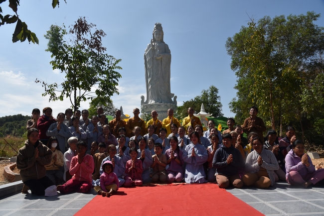 Ban Từ Thiện: Lễ an vị tôn tượng Bồ Tát Quán Thế Âm và tặng quà cho các hộ dân có hoàn cảnh khó khăn tại chùa Đăng Pháp, Bình Phước