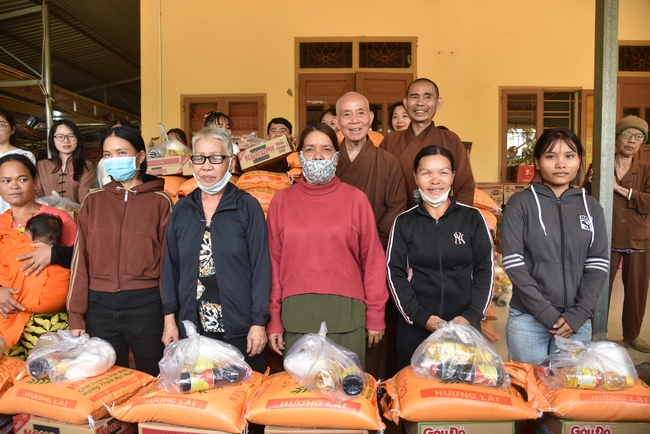 Ban Từ Thiện: Lễ an vị tôn tượng Bồ Tát Quán Thế Âm và tặng quà cho các hộ dân có hoàn cảnh khó khăn tại chùa Đăng Pháp, Bình Phước