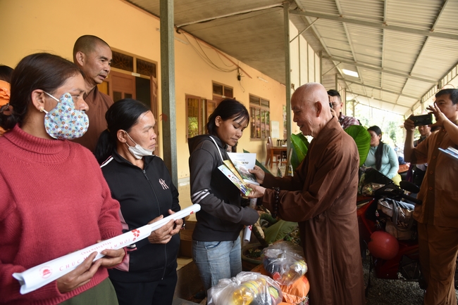 Ban Từ Thiện: Lễ an vị tôn tượng Bồ Tát Quán Thế Âm và tặng quà cho các hộ dân có hoàn cảnh khó khăn tại chùa Đăng Pháp, Bình Phước