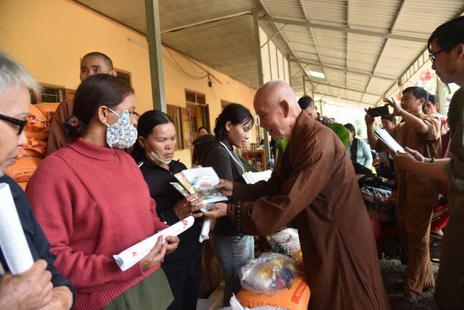 Ban Từ Thiện: Lễ an vị tôn tượng Bồ Tát Quán Thế Âm và tặng quà cho các hộ dân có hoàn cảnh khó khăn tại chùa Đăng Pháp, Bình Phước