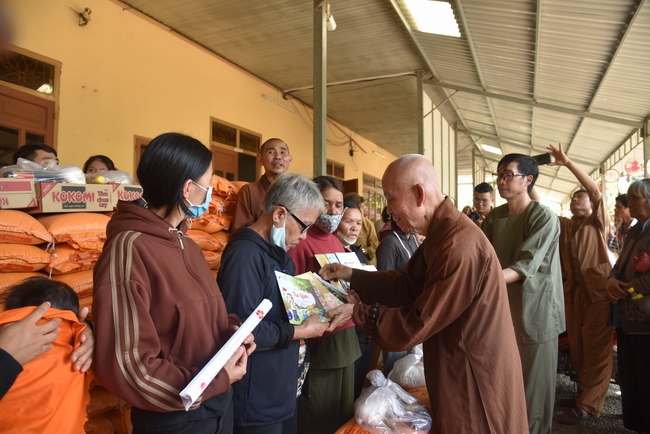 Ban Từ Thiện: Lễ an vị tôn tượng Bồ Tát Quán Thế Âm và tặng quà cho các hộ dân có hoàn cảnh khó khăn tại chùa Đăng Pháp, Bình Phước