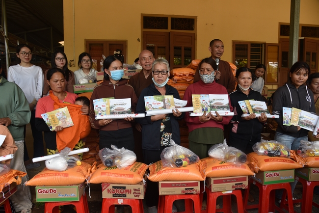 Ban Từ Thiện: Lễ an vị tôn tượng Bồ Tát Quán Thế Âm và tặng quà cho các hộ dân có hoàn cảnh khó khăn tại chùa Đăng Pháp, Bình Phước