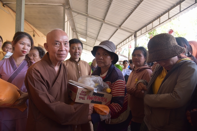 Ban Từ Thiện: Lễ an vị tôn tượng Bồ Tát Quán Thế Âm và tặng quà cho các hộ dân có hoàn cảnh khó khăn tại chùa Đăng Pháp, Bình Phước