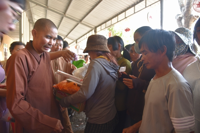 Ban Từ Thiện: Lễ an vị tôn tượng Bồ Tát Quán Thế Âm và tặng quà cho các hộ dân có hoàn cảnh khó khăn tại chùa Đăng Pháp, Bình Phước