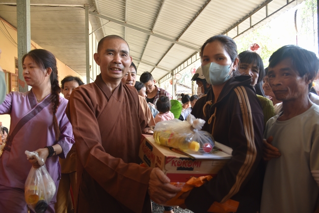 Ban Từ Thiện: Lễ an vị tôn tượng Bồ Tát Quán Thế Âm và tặng quà cho các hộ dân có hoàn cảnh khó khăn tại chùa Đăng Pháp, Bình Phước