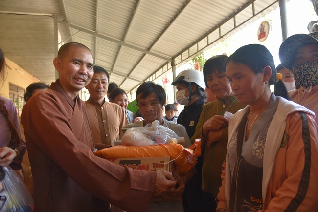 Ban Từ Thiện: Lễ an vị tôn tượng Bồ Tát Quán Thế Âm và tặng quà cho các hộ dân có hoàn cảnh khó khăn tại chùa Đăng Pháp, Bình Phước