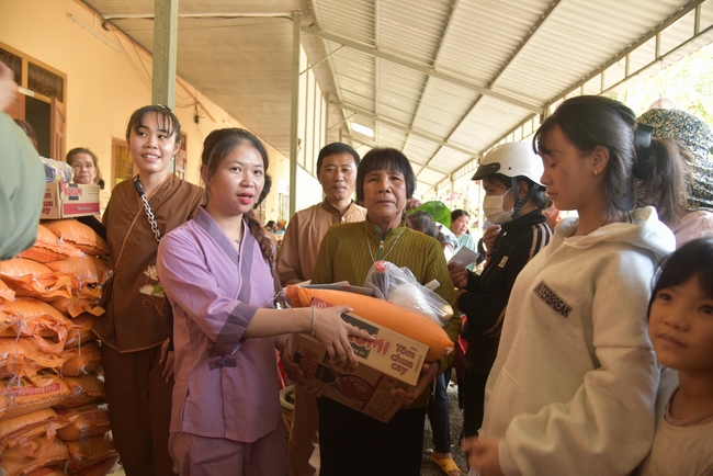 Ban Từ Thiện: Lễ an vị tôn tượng Bồ Tát Quán Thế Âm và tặng quà cho các hộ dân có hoàn cảnh khó khăn tại chùa Đăng Pháp, Bình Phước