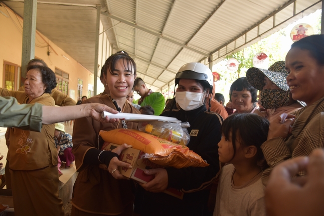 Ban Từ Thiện: Lễ an vị tôn tượng Bồ Tát Quán Thế Âm và tặng quà cho các hộ dân có hoàn cảnh khó khăn tại chùa Đăng Pháp, Bình Phước