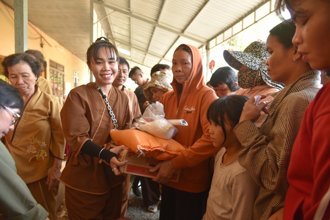 Ban Từ Thiện: Lễ an vị tôn tượng Bồ Tát Quán Thế Âm và tặng quà cho các hộ dân có hoàn cảnh khó khăn tại chùa Đăng Pháp, Bình Phước