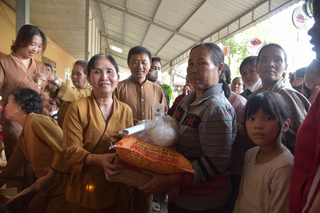 Ban Từ Thiện: Lễ an vị tôn tượng Bồ Tát Quán Thế Âm và tặng quà cho các hộ dân có hoàn cảnh khó khăn tại chùa Đăng Pháp, Bình Phước