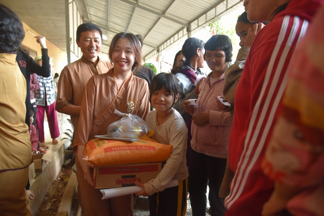 Ban Từ Thiện: Lễ an vị tôn tượng Bồ Tát Quán Thế Âm và tặng quà cho các hộ dân có hoàn cảnh khó khăn tại chùa Đăng Pháp, Bình Phước