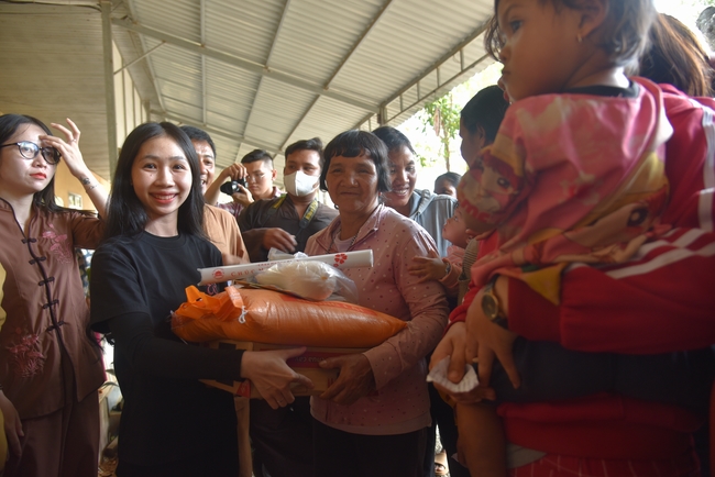 Ban Từ Thiện: Lễ an vị tôn tượng Bồ Tát Quán Thế Âm và tặng quà cho các hộ dân có hoàn cảnh khó khăn tại chùa Đăng Pháp, Bình Phước