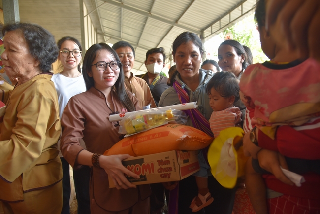 Ban Từ Thiện: Lễ an vị tôn tượng Bồ Tát Quán Thế Âm và tặng quà cho các hộ dân có hoàn cảnh khó khăn tại chùa Đăng Pháp, Bình Phước