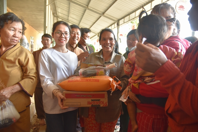 Ban Từ Thiện: Lễ an vị tôn tượng Bồ Tát Quán Thế Âm và tặng quà cho các hộ dân có hoàn cảnh khó khăn tại chùa Đăng Pháp, Bình Phước