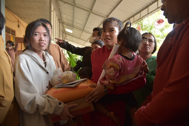 Ban Từ Thiện: Lễ an vị tôn tượng Bồ Tát Quán Thế Âm và tặng quà cho các hộ dân có hoàn cảnh khó khăn tại chùa Đăng Pháp, Bình Phước