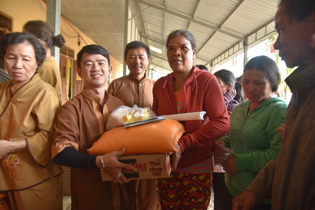 Ban Từ Thiện: Lễ an vị tôn tượng Bồ Tát Quán Thế Âm và tặng quà cho các hộ dân có hoàn cảnh khó khăn tại chùa Đăng Pháp, Bình Phước