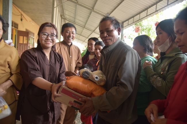 Ban Từ Thiện: Lễ an vị tôn tượng Bồ Tát Quán Thế Âm và tặng quà cho các hộ dân có hoàn cảnh khó khăn tại chùa Đăng Pháp, Bình Phước