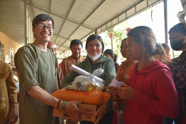 Ban Từ Thiện: Lễ an vị tôn tượng Bồ Tát Quán Thế Âm và tặng quà cho các hộ dân có hoàn cảnh khó khăn tại chùa Đăng Pháp, Bình Phước