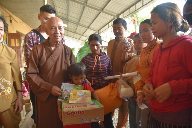 Ban Từ Thiện: Lễ an vị tôn tượng Bồ Tát Quán Thế Âm và tặng quà cho các hộ dân có hoàn cảnh khó khăn tại chùa Đăng Pháp, Bình Phước