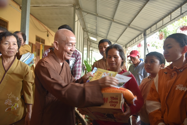 Ban Từ Thiện: Lễ an vị tôn tượng Bồ Tát Quán Thế Âm và tặng quà cho các hộ dân có hoàn cảnh khó khăn tại chùa Đăng Pháp, Bình Phước