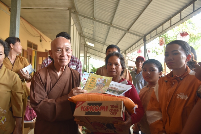 Ban Từ Thiện: Lễ an vị tôn tượng Bồ Tát Quán Thế Âm và tặng quà cho các hộ dân có hoàn cảnh khó khăn tại chùa Đăng Pháp, Bình Phước