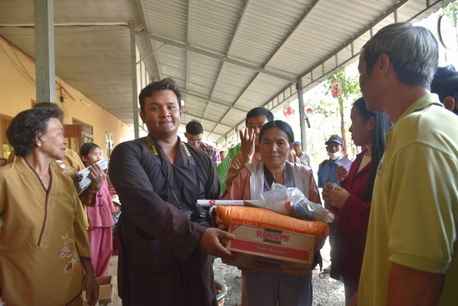 Ban Từ Thiện: Lễ an vị tôn tượng Bồ Tát Quán Thế Âm và tặng quà cho các hộ dân có hoàn cảnh khó khăn tại chùa Đăng Pháp, Bình Phước