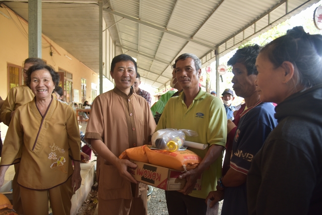 Ban Từ Thiện: Lễ an vị tôn tượng Bồ Tát Quán Thế Âm và tặng quà cho các hộ dân có hoàn cảnh khó khăn tại chùa Đăng Pháp, Bình Phước