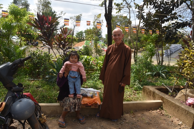 Ban Từ Thiện: Lễ an vị tôn tượng Bồ Tát Quán Thế Âm và tặng quà cho các hộ dân có hoàn cảnh khó khăn tại chùa Đăng Pháp, Bình Phước