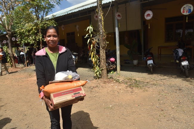 Ban Từ Thiện: Lễ an vị tôn tượng Bồ Tát Quán Thế Âm và tặng quà cho các hộ dân có hoàn cảnh khó khăn tại chùa Đăng Pháp, Bình Phước