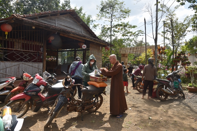 Ban Từ Thiện: Lễ an vị tôn tượng Bồ Tát Quán Thế Âm và tặng quà cho các hộ dân có hoàn cảnh khó khăn tại chùa Đăng Pháp, Bình Phước