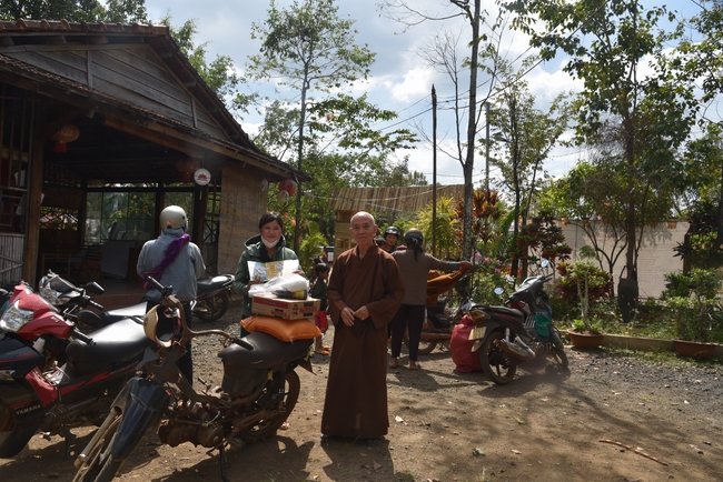 Ban Từ Thiện: Lễ an vị tôn tượng Bồ Tát Quán Thế Âm và tặng quà cho các hộ dân có hoàn cảnh khó khăn tại chùa Đăng Pháp, Bình Phước