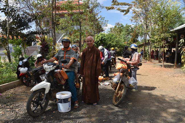 Ban Từ Thiện: Lễ an vị tôn tượng Bồ Tát Quán Thế Âm và tặng quà cho các hộ dân có hoàn cảnh khó khăn tại chùa Đăng Pháp, Bình Phước