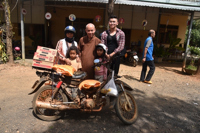 Ban Từ Thiện: Lễ an vị tôn tượng Bồ Tát Quán Thế Âm và tặng quà cho các hộ dân có hoàn cảnh khó khăn tại chùa Đăng Pháp, Bình Phước