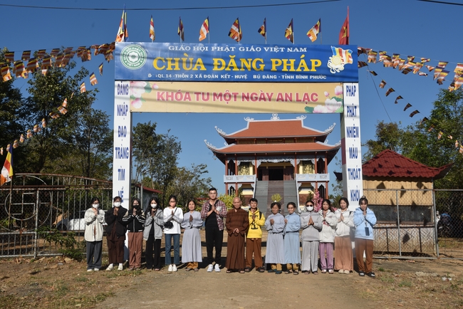 Ban Từ Thiện: Lễ an vị tôn tượng Bồ Tát Quán Thế Âm và tặng quà cho các hộ dân có hoàn cảnh khó khăn tại chùa Đăng Pháp, Bình Phước