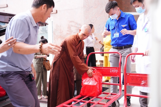 Nhóm Hiểu Và Thương – chùa Hoằng Pháp: Tặng quà tết cho người dân có hoàn cảnh khó khăn