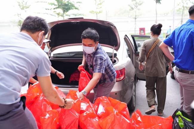 Nhóm Hiểu Và Thương – chùa Hoằng Pháp: Tặng quà tết cho người dân có hoàn cảnh khó khăn