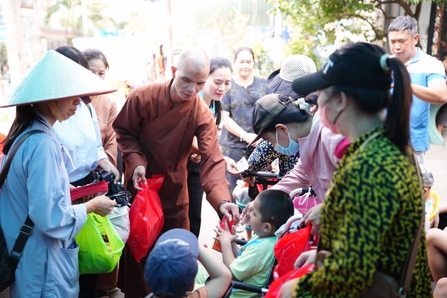 Nhóm Hiểu Và Thương – chùa Hoằng Pháp: Tặng quà tết cho người dân có hoàn cảnh khó khăn