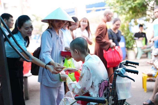 Nhóm Hiểu Và Thương – chùa Hoằng Pháp: Tặng quà tết cho người dân có hoàn cảnh khó khăn