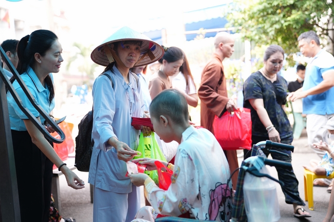 Nhóm Hiểu Và Thương – chùa Hoằng Pháp: Tặng quà tết cho người dân có hoàn cảnh khó khăn
