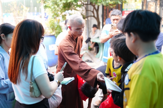 Nhóm Hiểu Và Thương – chùa Hoằng Pháp: Tặng quà tết cho người dân có hoàn cảnh khó khăn