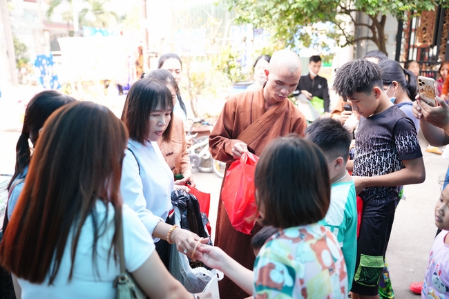 Nhóm Hiểu Và Thương – chùa Hoằng Pháp: Tặng quà tết cho người dân có hoàn cảnh khó khăn