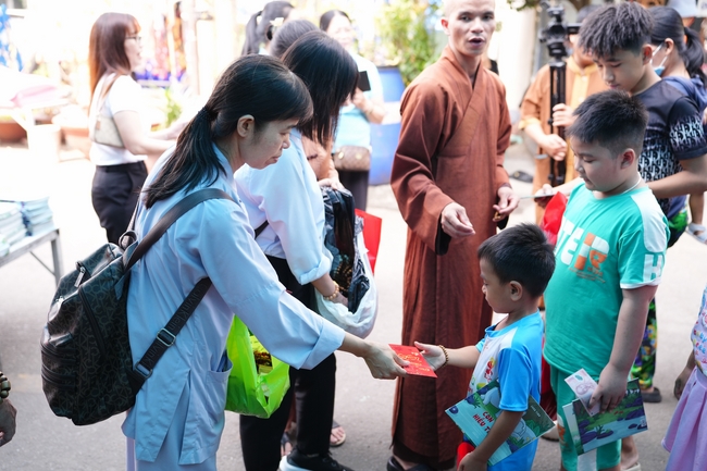 Nhóm Hiểu Và Thương – chùa Hoằng Pháp: Tặng quà tết cho người dân có hoàn cảnh khó khăn