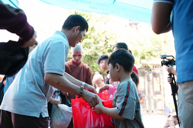 Nhóm Hiểu Và Thương – chùa Hoằng Pháp: Tặng quà tết cho người dân có hoàn cảnh khó khăn
