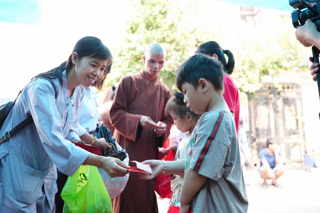 Nhóm Hiểu Và Thương – chùa Hoằng Pháp: Tặng quà tết cho người dân có hoàn cảnh khó khăn
