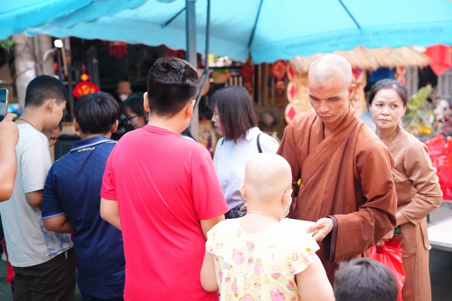 Nhóm Hiểu Và Thương – chùa Hoằng Pháp: Tặng quà tết cho người dân có hoàn cảnh khó khăn