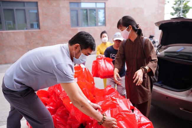 Nhóm Hiểu Và Thương – chùa Hoằng Pháp: Tặng quà tết cho người dân có hoàn cảnh khó khăn