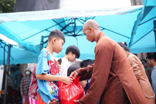 Nhóm Hiểu Và Thương – chùa Hoằng Pháp: Tặng quà tết cho người dân có hoàn cảnh khó khăn