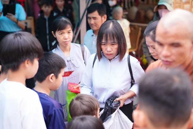 Nhóm Hiểu Và Thương – chùa Hoằng Pháp: Tặng quà tết cho người dân có hoàn cảnh khó khăn