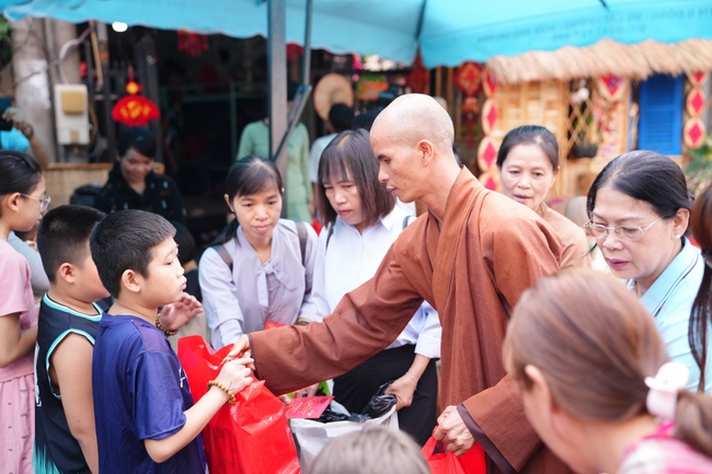 Nhóm Hiểu Và Thương – chùa Hoằng Pháp: Tặng quà tết cho người dân có hoàn cảnh khó khăn