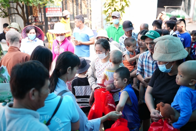 Nhóm Hiểu Và Thương – chùa Hoằng Pháp: Tặng quà tết cho người dân có hoàn cảnh khó khăn